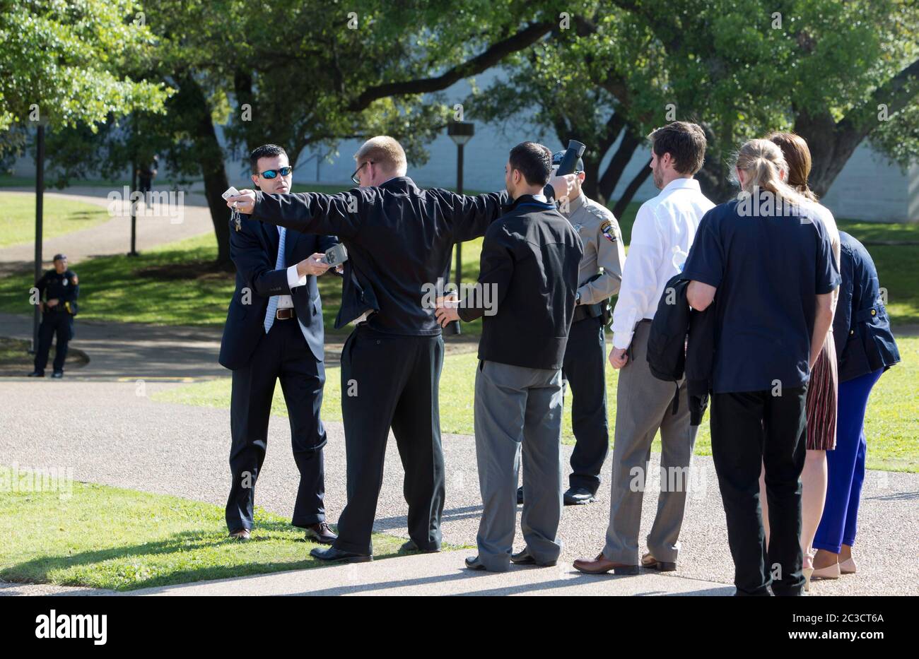 Austin Texas, USA, April 10 2014: Das Sicherheitsteam verwendet Metalldetektorstäbe in der Öffentlichkeit und in den Medien, bevor sie den Veranstaltungsort betreten können, an dem Pres. Barack Obama sprechen wird. ©Marjorie Kamys Cotera/Daemmrich Photography Stockfoto