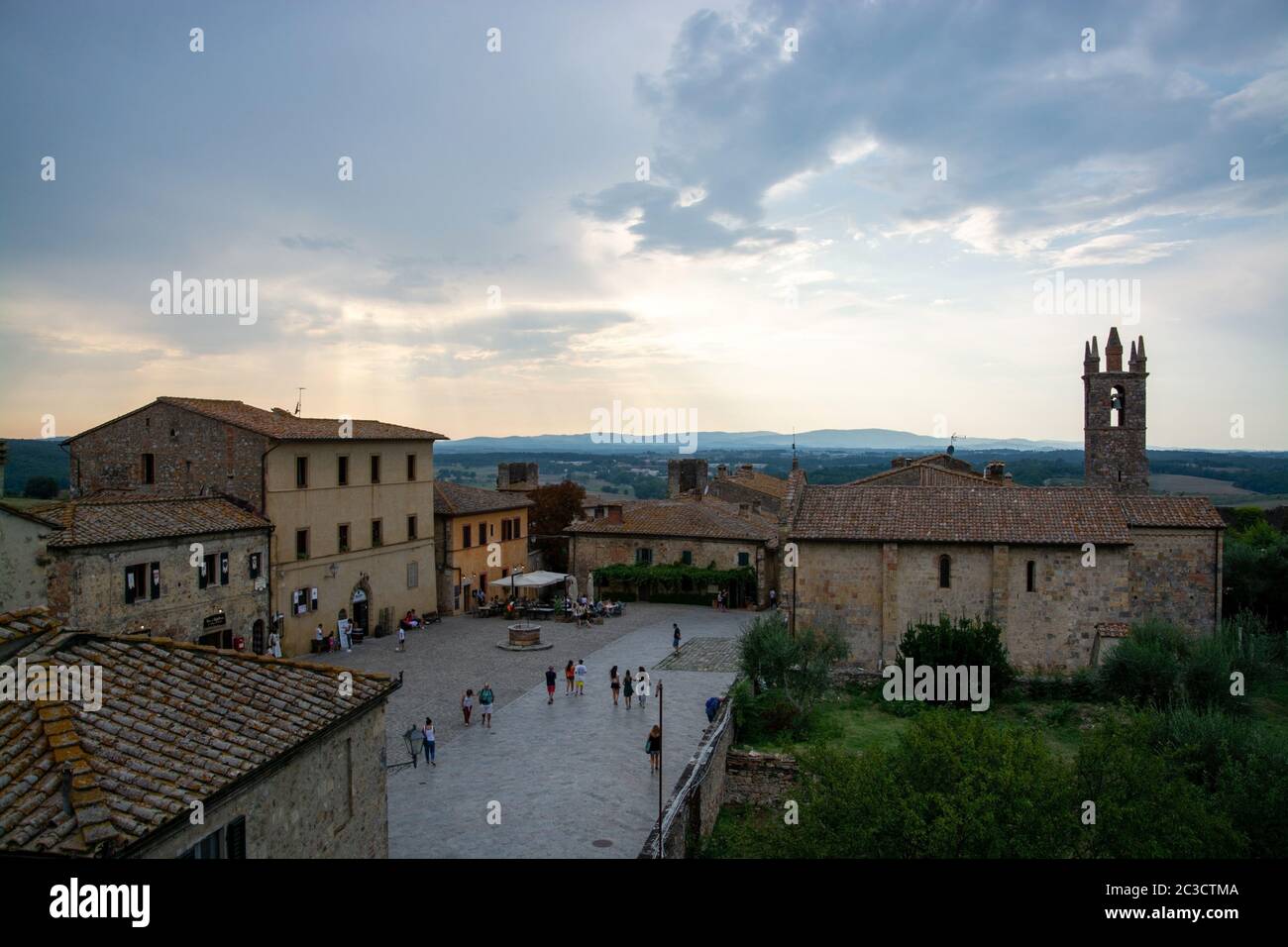 Monteriggioni ist eine mittelalterlichen ummauerten Stadt, die sich auf einem natürlichen Hügel befindet, der von den Sienesen 1214-19 als Frontlinie in ihren Kriegen gegen Florenz erbaut wurde. Stockfoto