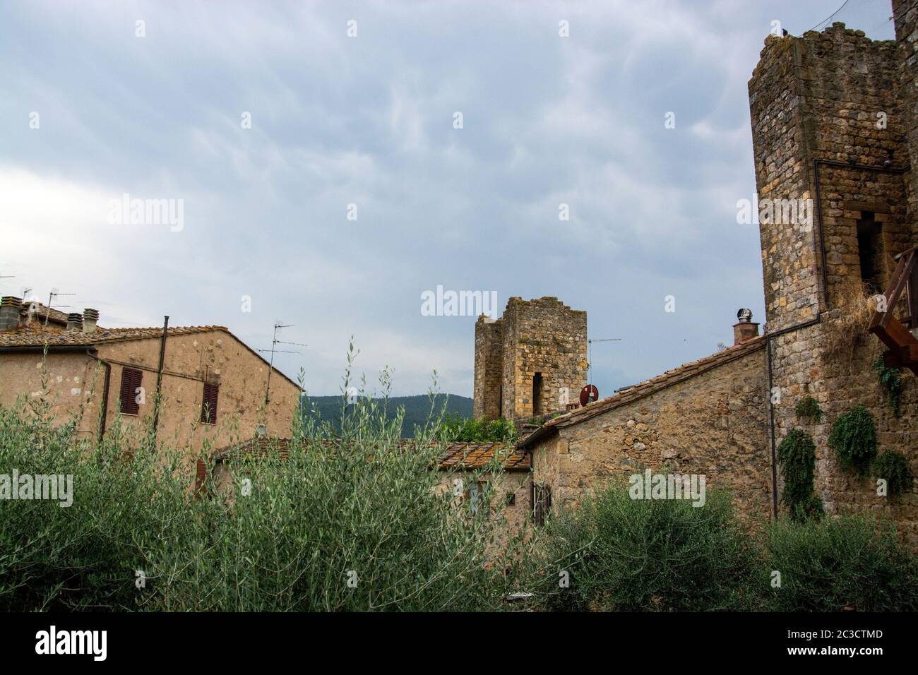 Monteriggioni ist eine mittelalterlichen ummauerten Stadt, die sich auf einem natürlichen Hügel befindet, der von den Sienesen 1214-19 als Frontlinie in ihren Kriegen gegen Florenz erbaut wurde. Stockfoto