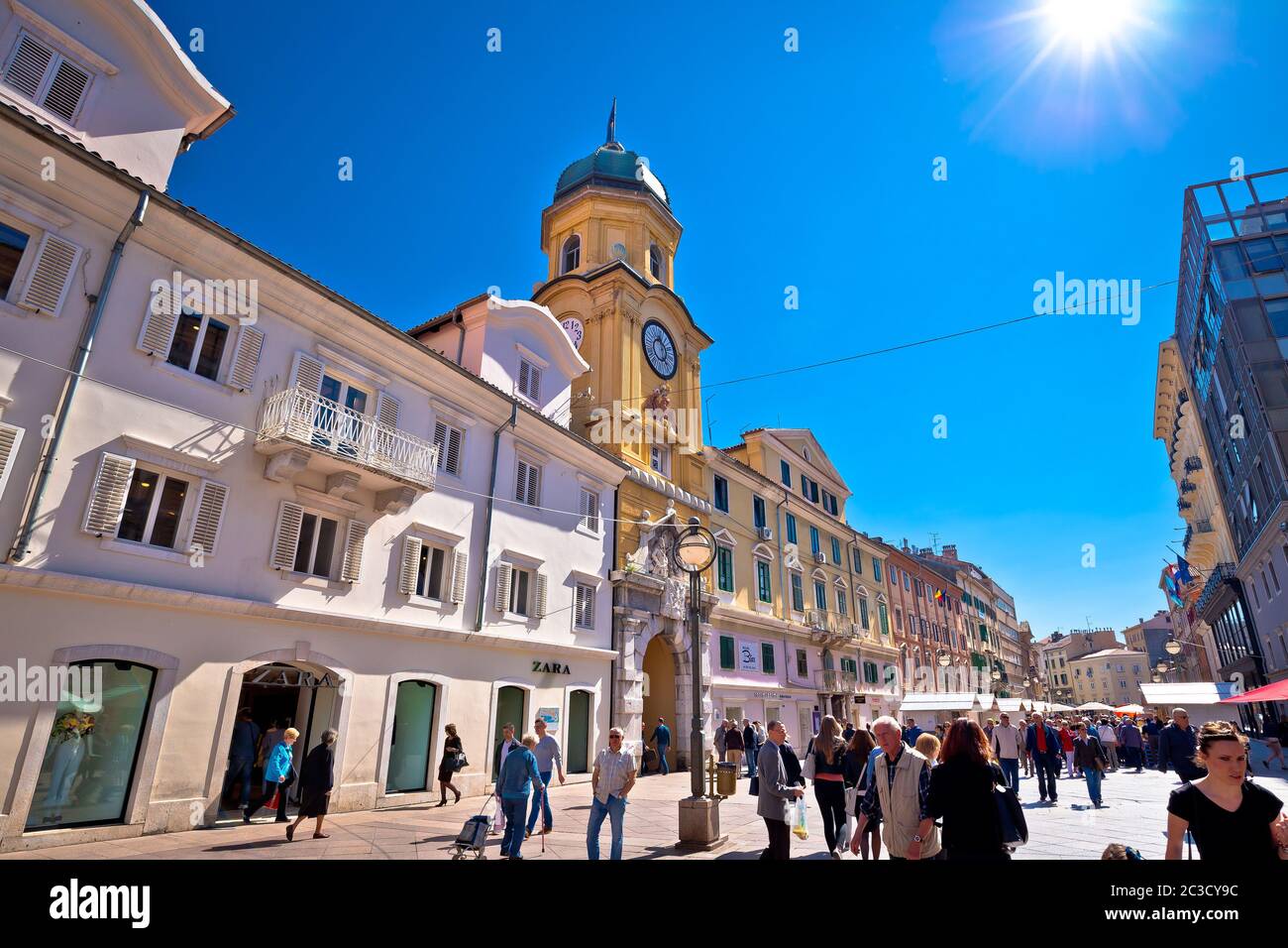 Blick auf den Hauptplatz der Stadt Rijeka und den Uhrturm. Kulturhauptstadt Europas 2020 Stockfoto