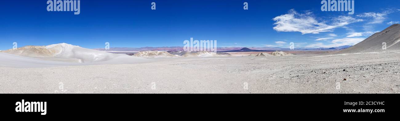 Landschaft am Lavafeld des Vulkans Caraci Pampa an der Puna de Atacama, Argentinien. Puna de Atacama ist ein trockenes Hochplateau in den Anden von Nor Stockfoto