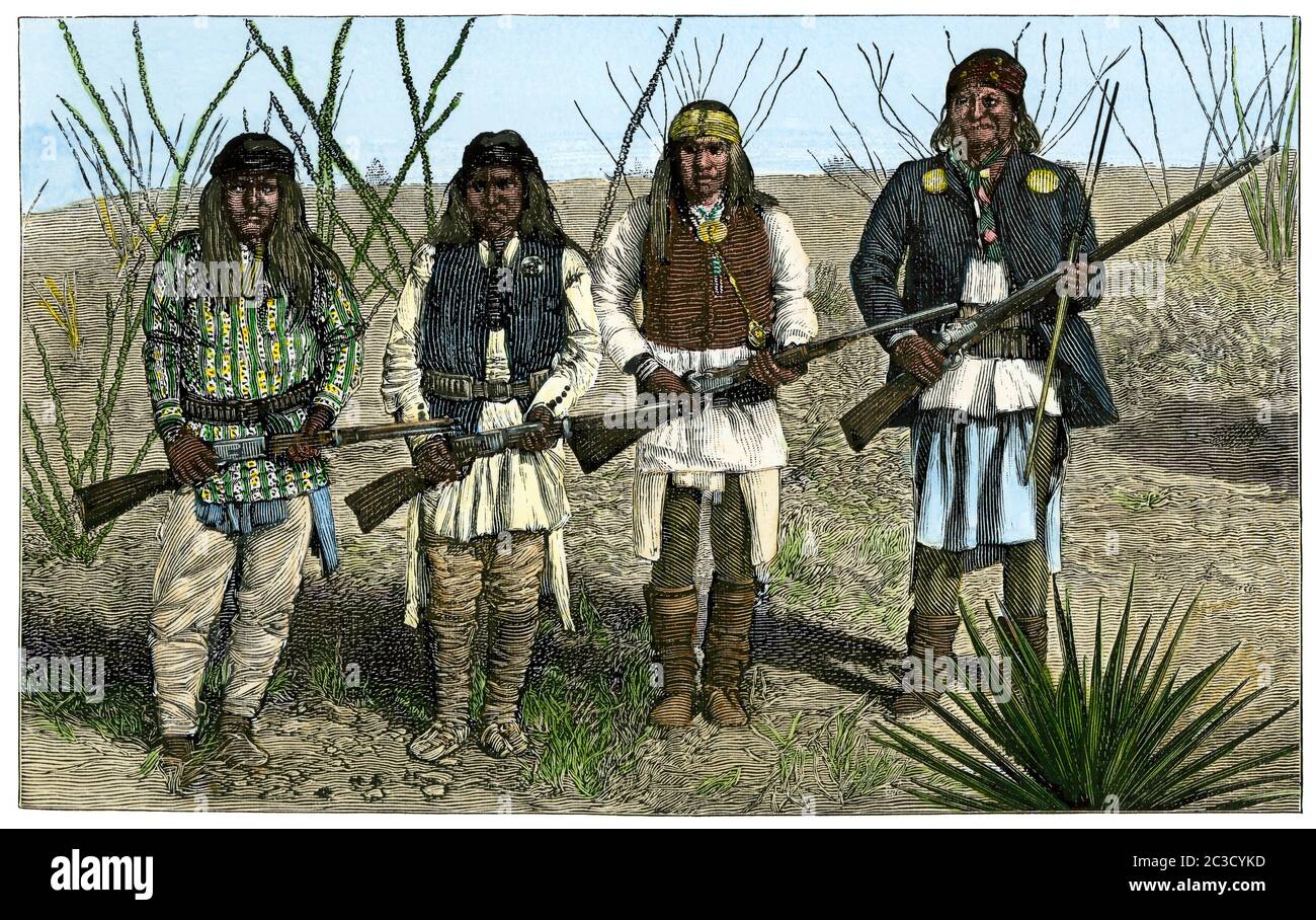 Geronimo (rechts), sein Sohn, und zwei Apache Braves, 1886. Handkolorierter Holzschnitt Stockfoto