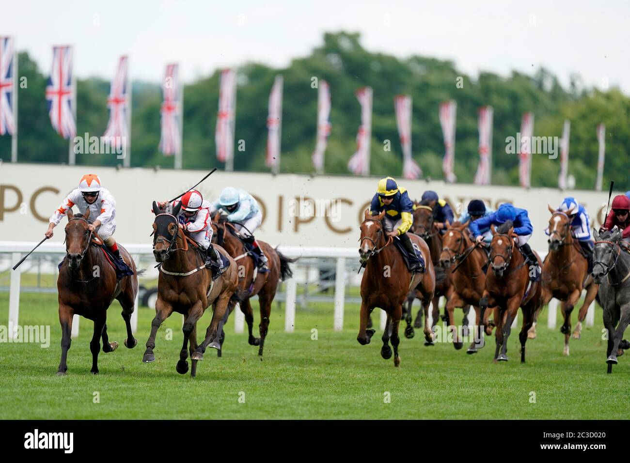 Jockey Hollie Doyle reitet Scharlachdrachen (zweite links, weiß/rot) gewinnt die Duke of Edinburgh Stakes während des vierten Tages von Royal Ascot auf Ascot Racecourse. Stockfoto