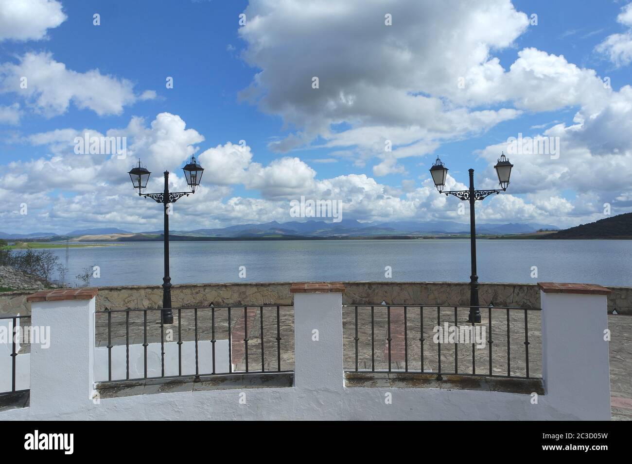 Terrasse am See. Bornos, Andalusien Stockfoto