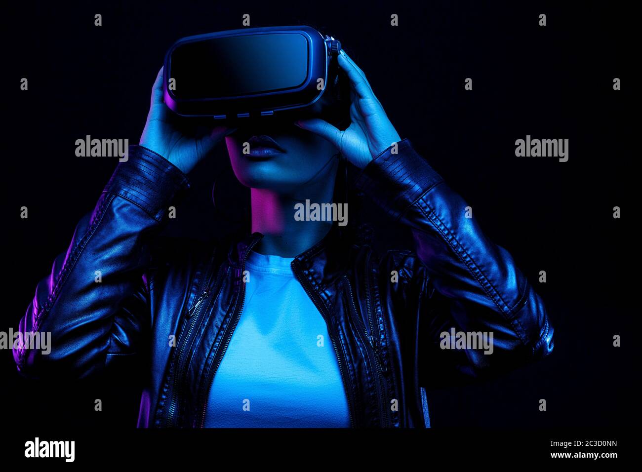 Junge afrikanisch amerikanische Mädchen Spiel mit VR-Brille Stockfoto