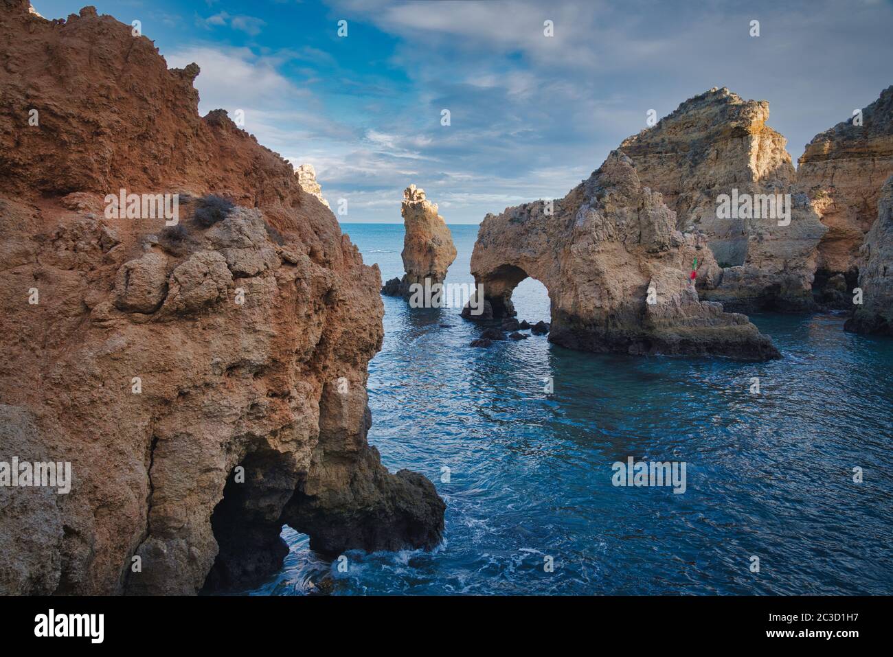 Foto der natürlichen Bögen in lagos Portugal Stockfoto