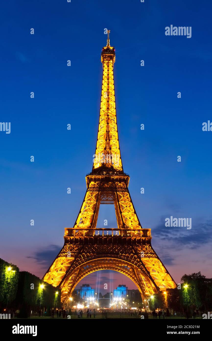 Eiffelturm bei Nacht Stockfoto