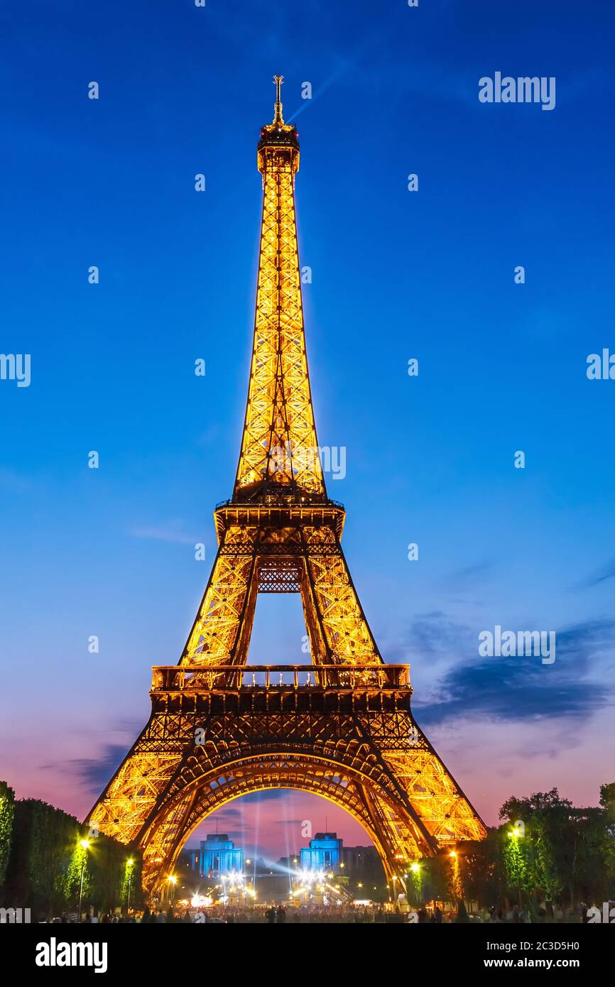 Eiffelturm hell erleuchtet in der Dämmerung Stockfoto