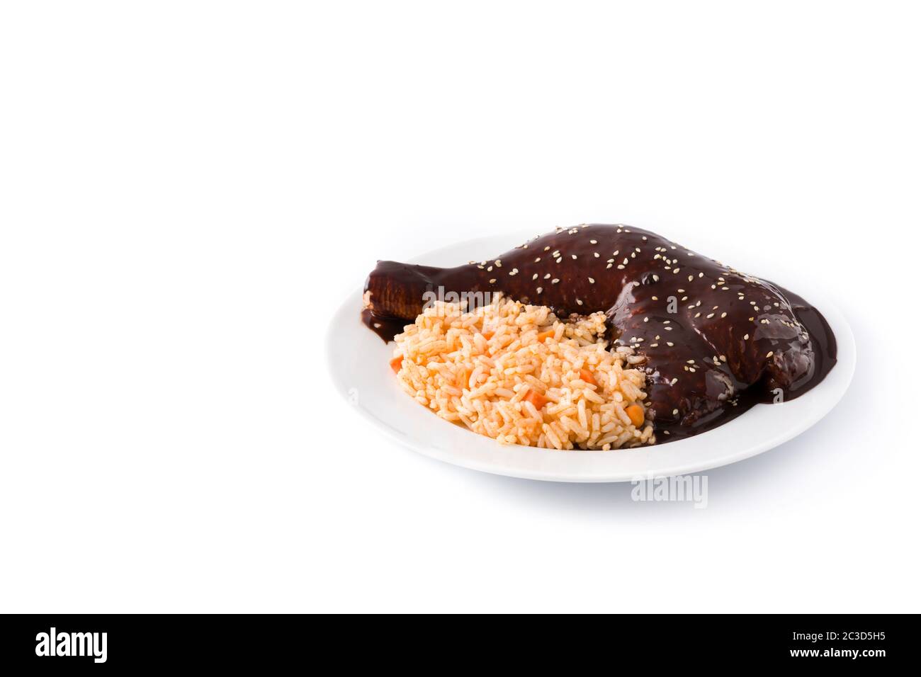 Traditionelle Mole Poblano mit Reisplatte isoliert auf weißem Hintergrund Stockfoto