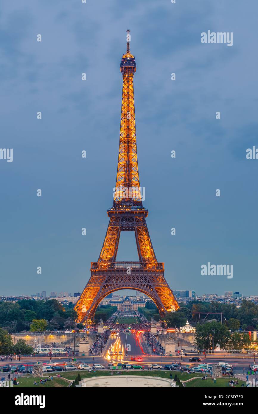 Eiffelturm in der Abenddämmerung Stockfoto