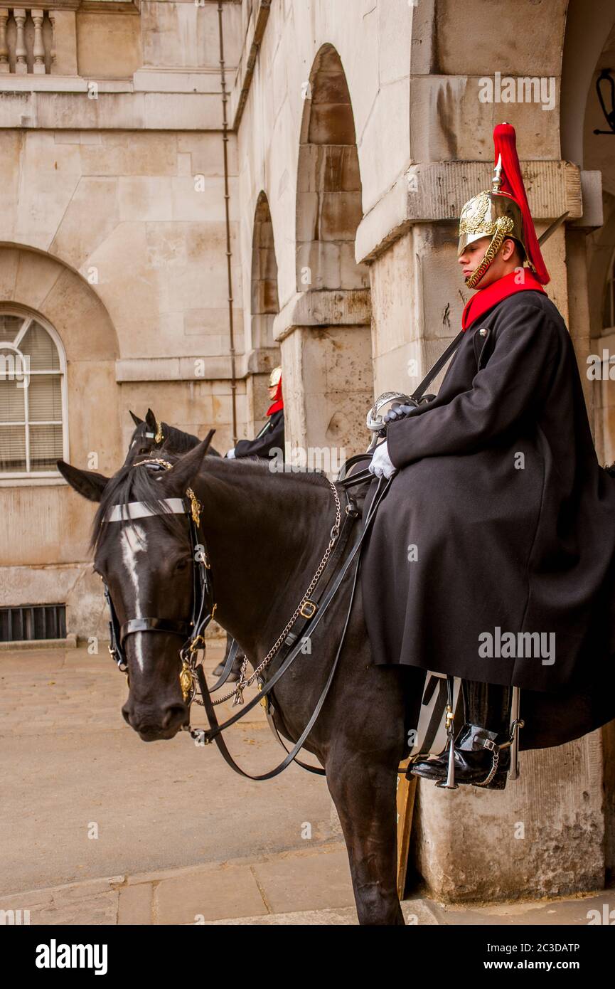 Ein Pferdeschützer in Winteruniform in London, England, Großbritannien. Stockfoto