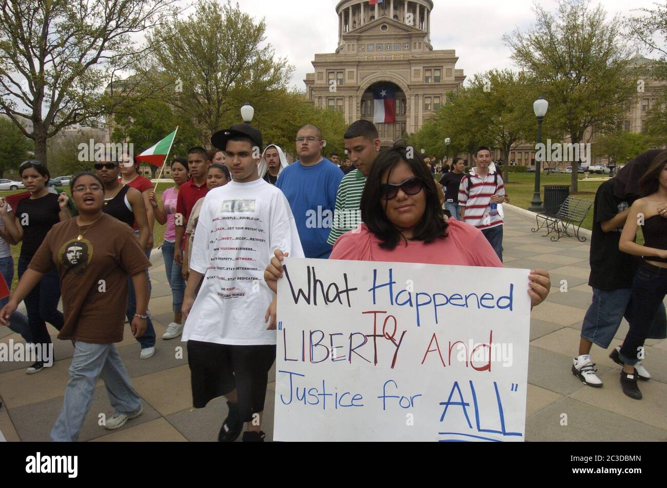 Austin, Texas, USA, 2006. Hispanische High-School-Schüler protestieren gegen ein Gesetz zur Reform der Einwanderungsbehörde, das illegale Ausländer kriminalisieren und illegale Einwanderung zu einer Straftat machen würde. ©Marjorie Kamys Cotera/Daemmrich Photography Stockfoto Austin, Texas, USA, 2006. Hispanische High-School-Schüler protestieren gegen ein Gesetz zur Reform der Einwanderungsbehörde, das illegale Ausländer kriminalisieren und illegale Einwanderung zu einer Straftat machen würde. ©Marjorie Kamys Cotera/Daemmrich Photography Stockfoto