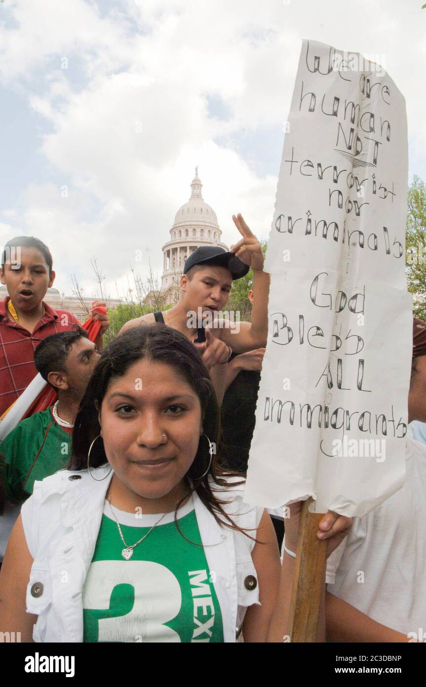 Austin, Texas, USA, 2006. Hispanische High-School-Schüler protestieren gegen ein Gesetz zur Reform der Einwanderungsbehörde, das illegale Ausländer kriminalisieren und illegale Einwanderung zu einer Straftat machen würde. ©Marjorie Kamys Cotera/Daemmrich Photography Stockfoto Austin, Texas, USA, 2006. Hispanische High-School-Schüler protestieren gegen ein Gesetz zur Reform der Einwanderungsbehörde, das illegale Ausländer kriminalisieren und illegale Einwanderung zu einer Straftat machen würde. ©Marjorie Kamys Cotera/Daemmrich Photography Stockfoto