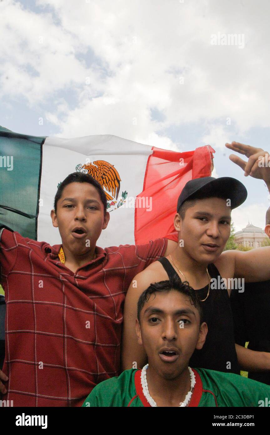 Austin, Texas, USA, 2006. Hispanische High-School-Schüler protestieren gegen ein Gesetz zur Reform der Einwanderungsbehörde, das illegale Ausländer kriminalisieren und illegale Einwanderung zu einer Straftat machen würde. ©Marjorie Kamys Cotera/Daemmrich Photography Stockfoto Austin, Texas, USA, 2006. Hispanische High-School-Schüler protestieren gegen ein Gesetz zur Reform der Einwanderungsbehörde, das illegale Ausländer kriminalisieren und illegale Einwanderung zu einer Straftat machen würde. ©Marjorie Kamys Cotera/Daemmrich Photography Stockfoto
