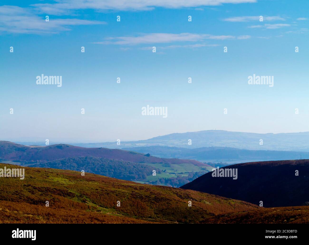 Blick auf die Shropshire Hills in der Nähe des Long Mynd, einem Gebiet von außergewöhnlicher natürlicher Schönheit im Norden von midlands England Stockfoto