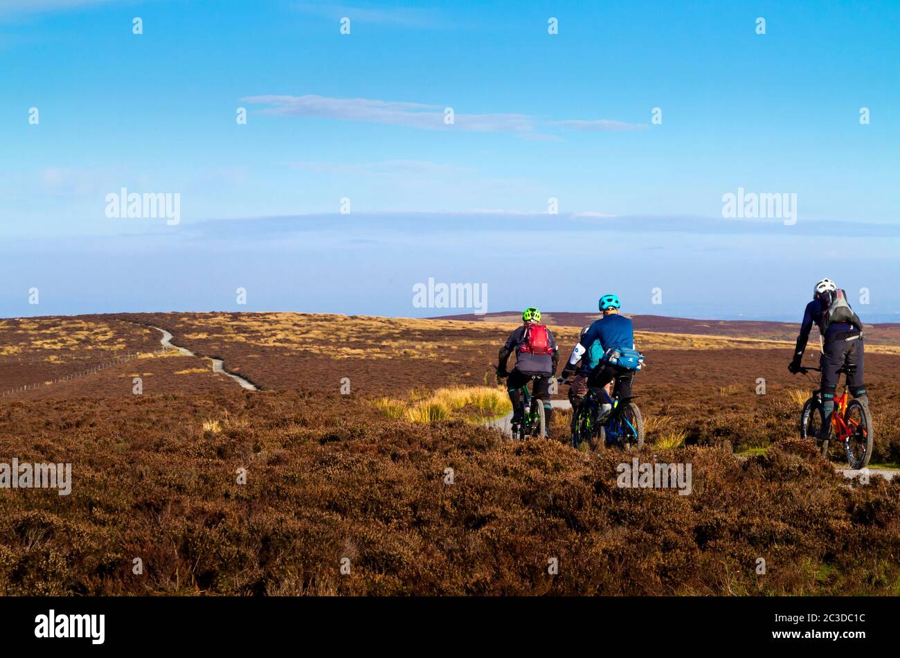 Mountainbiker, die auf den Shropshire Hills in der Nähe des Long Mynd reiten, einem Gebiet von außergewöhnlicher natürlicher Schönheit im Norden von midlands England Stockfoto