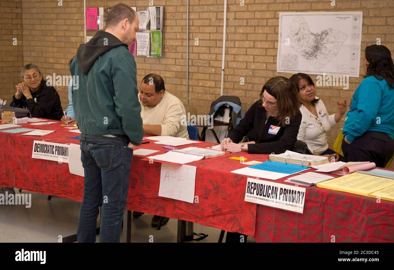 Austin, Texas, USA, 4. März 2008: Am Tag der Wahl in Texas meldet sich der Wähler am Wahlplatz in der öffentlichen Bibliothek beim Wahlbeauftragten. ©Marjorie Kamys Cotera/Daemmrich Photography Stockfoto