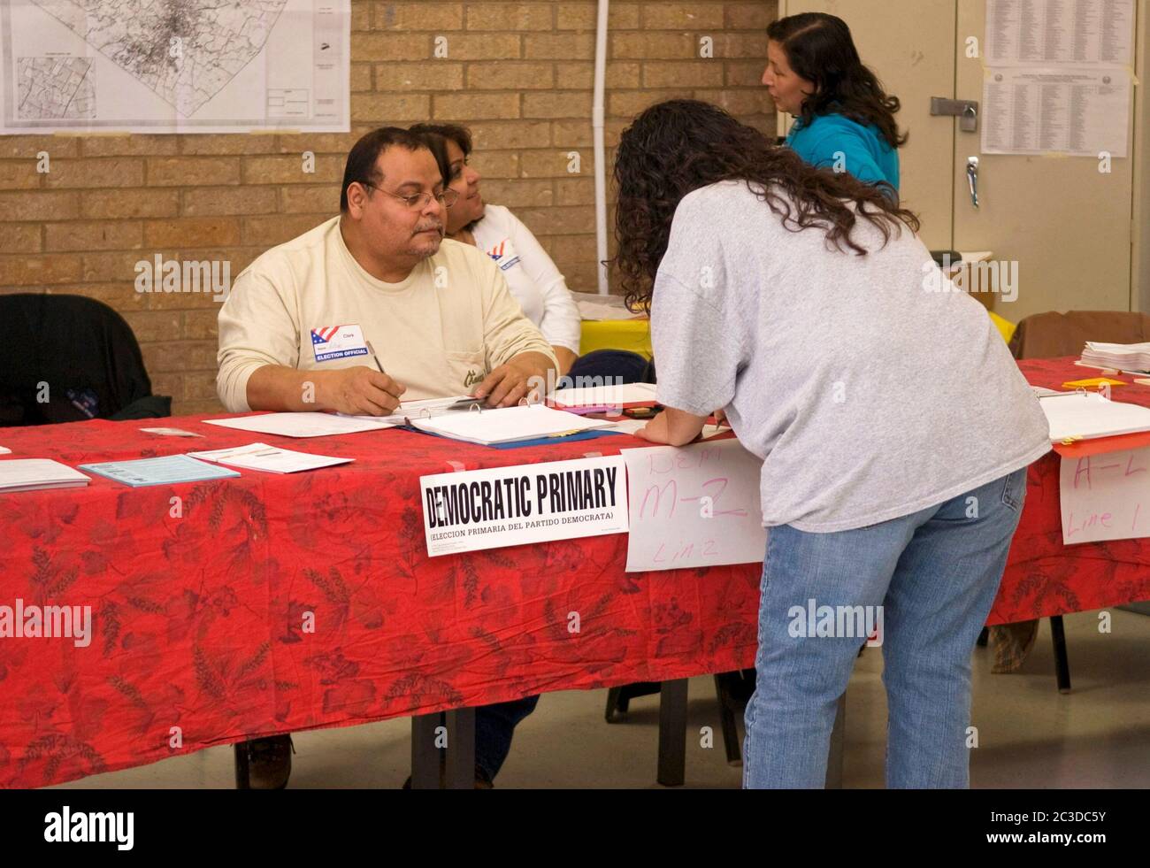 Austin, Texas, USA, 4. März 2008: Am Tag der Wahl in Texas meldet sich der Wähler am Wahlplatz in der öffentlichen Bibliothek beim Wahlbeauftragten. ©Marjorie Kamys Cotera/Daemmrich Photography Stockfoto