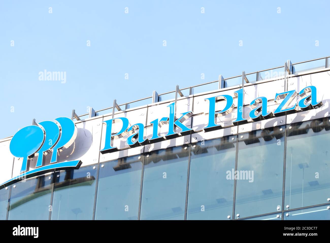 Park Plaza Hotelschild mit erhobenem Schriftzug vor blauem Himmel Stockfoto