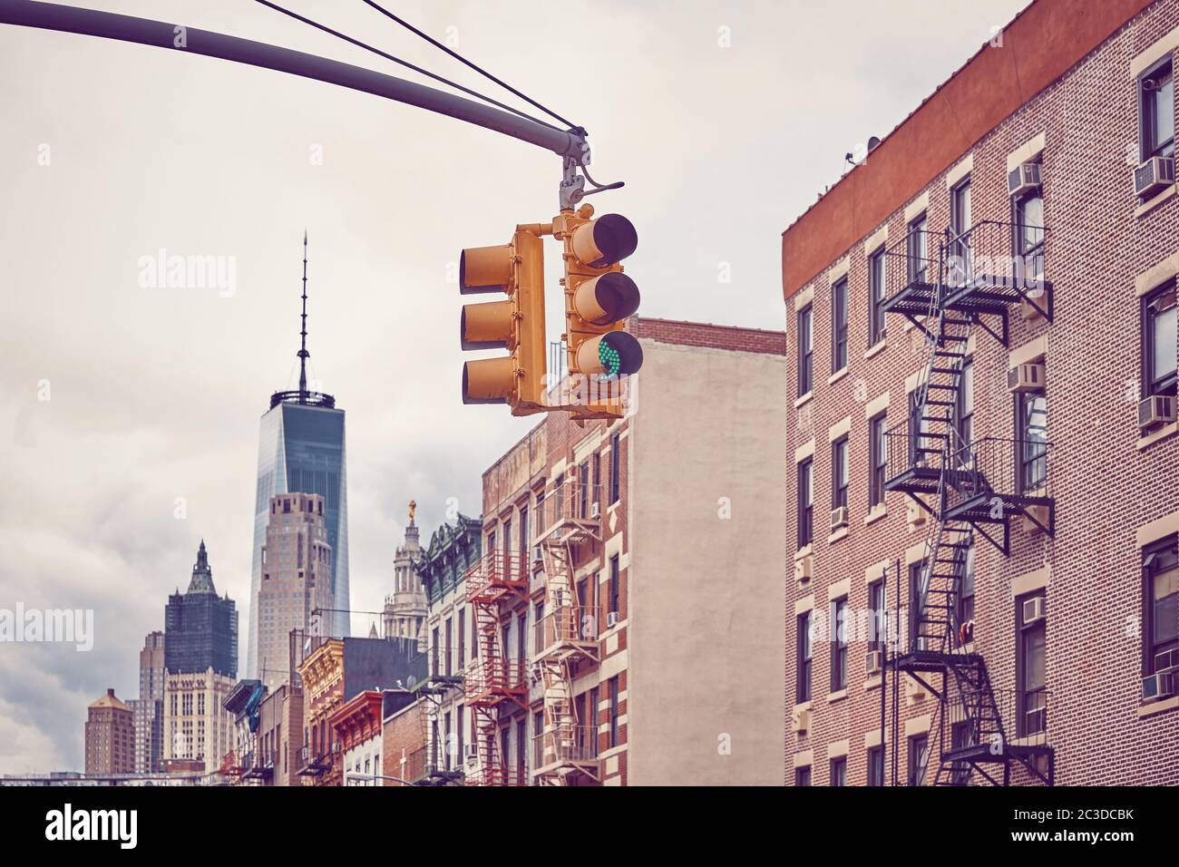 Retro getonten Bild von New York City Ampel, selektiver Fokus, USA. Stockfoto