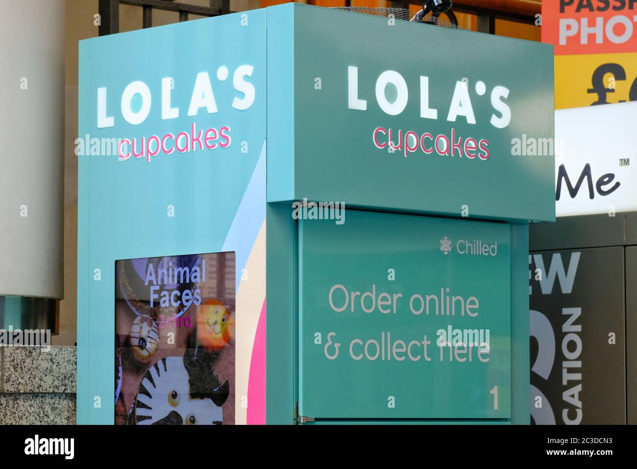 Lola's Cupcakes - Online bestellen, klicken und Service abholen. Stockfoto