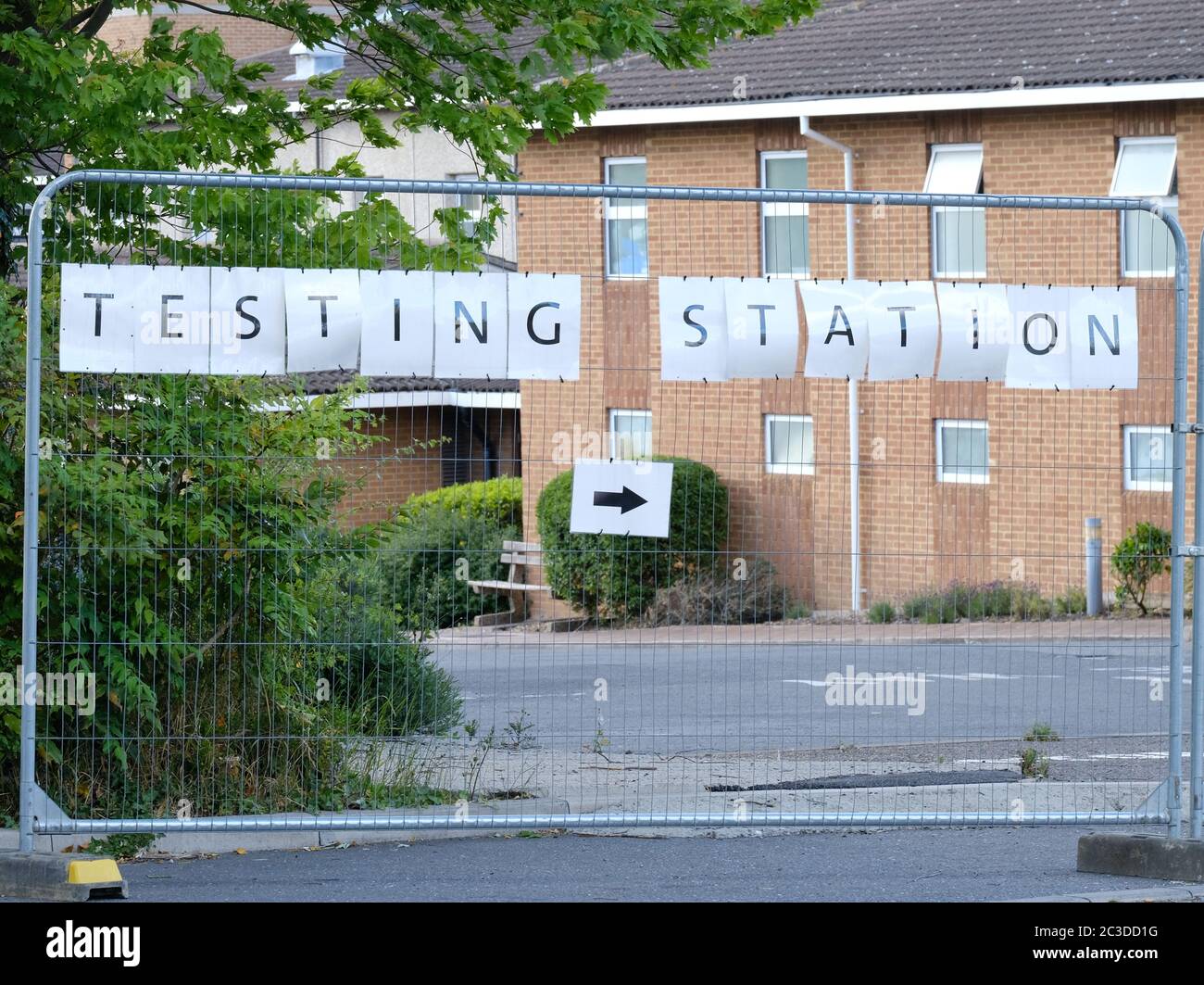 Schild für eine Drive-Through Covid-19 Teststation in Sutton, Surrey, Großbritannien. Stockfoto
