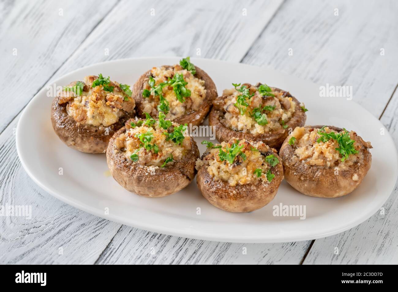 Gefüllte Pilzkappen mit Frischkäse, Semmelbröseln und Parmesan Stockfoto