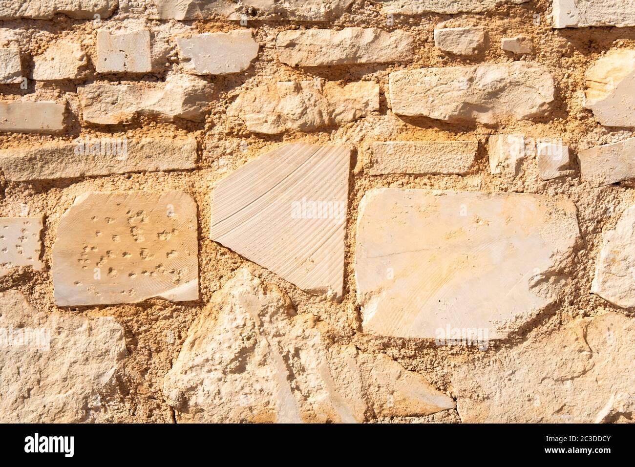 Sandstein Ziegelwand Oberfläche, Rock Textur Hintergrund Fliesenstruktur. Alter Baublock Material für Grunge antike Architektur Hintergrund. sandston Stockfoto