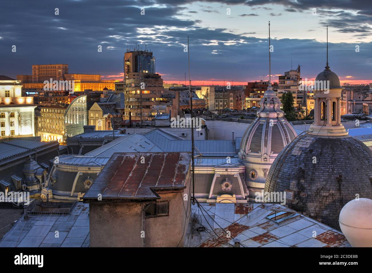 Die Skyline von Bukarest von einem der Dächer in der Nähe des Universitätsplatzes in Richtung Westen über das alte Zentrum und mit dem Haus des Parlaments in Stockfoto