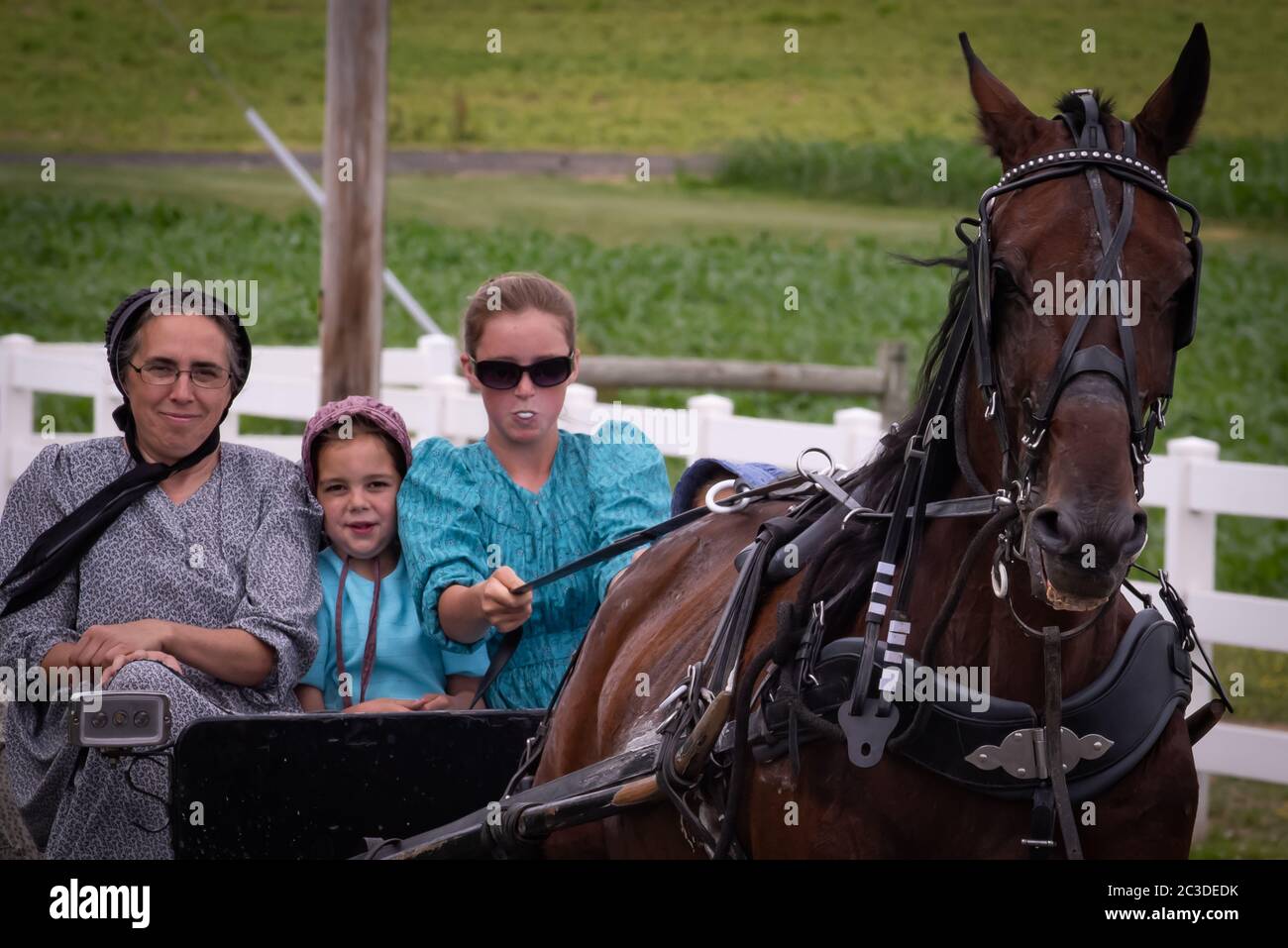 Amish, Lancaster County. Frau und junges Mädchen fahren Kutsche in die Stadt für den Markt. Stockfoto