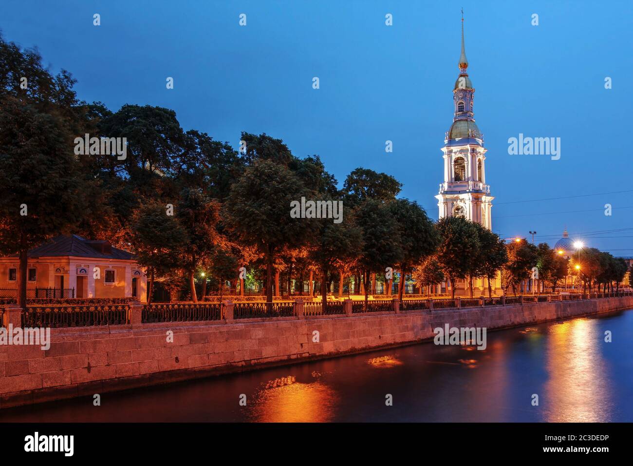Nachtszene mit dem Glockenturm der Nikolaikirche in Sankt Petersburg, Russland entlang des Krjukow-Kanals. Stockfoto