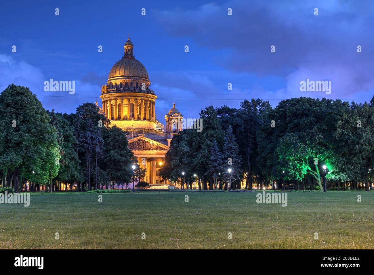 Die Kathedrale des hl. Isaak in Sankt Petersburg, Russland in der Dämmerung. Stockfoto
