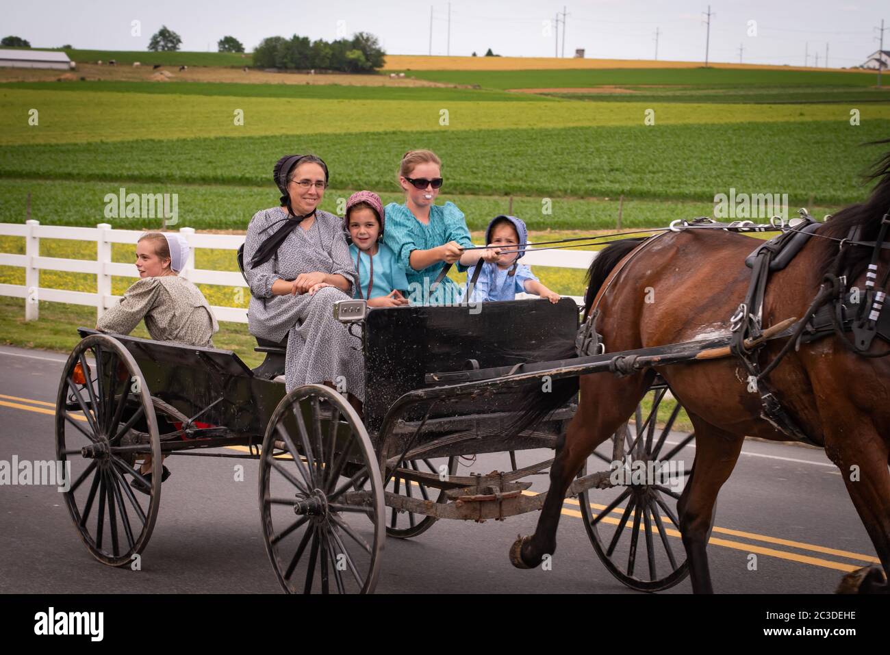 Amish, Lancaster County. Frau und junges Mädchen fahren Kutsche in die Stadt für den Markt. Stockfoto