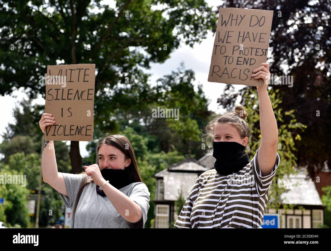 Schwarze Leben sind wichtig: Menschen, die nach dem Mord an George Floyd durch die Polizei (14. Oktober 1973-25. Mai 2020) in den USA, Bordon, Hampshire, Großbritannien, protestieren. Stockfoto