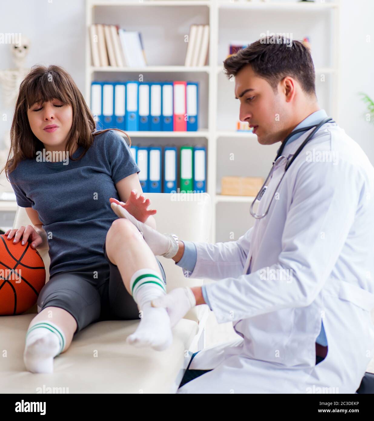 Weibliche Basketballspieler besuchen Arzt nach Verletzungen Stockfoto