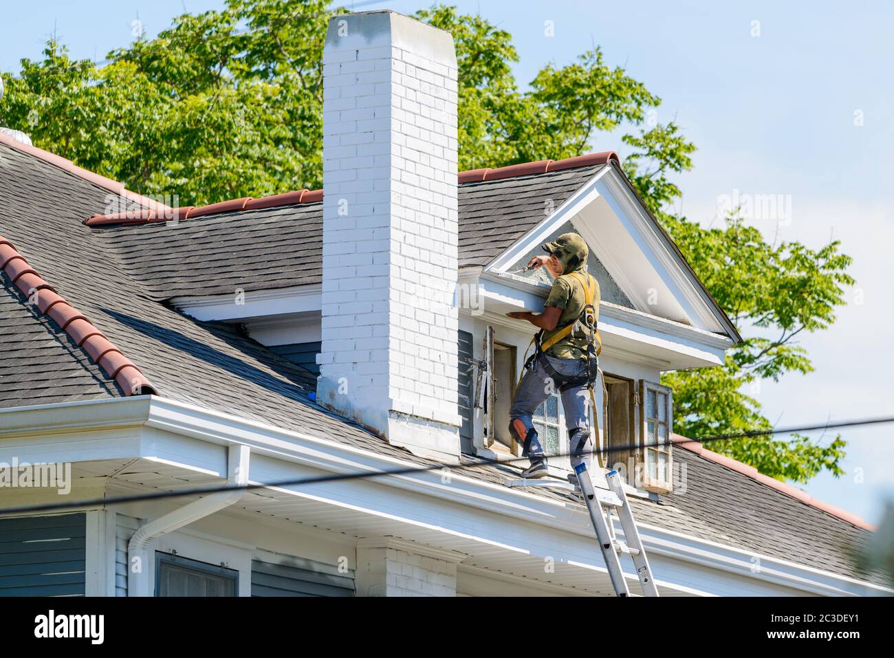 New Orleans, Louisiana/USA - 17. Juni 2020: Maler, der im dritten Stock des Hauses arbeitet Stockfoto