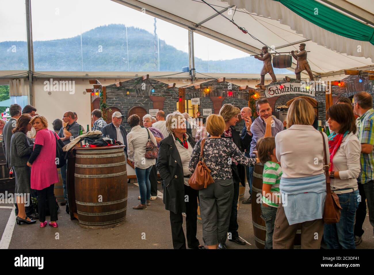 Die Menschen, die in der Stadt Traben-Trarbach an der Mittelmosel ein Weinfest im Zelt feiern, sind eine Stadt im Kreis Bernkastel-Wittlich in Rh Stockfoto