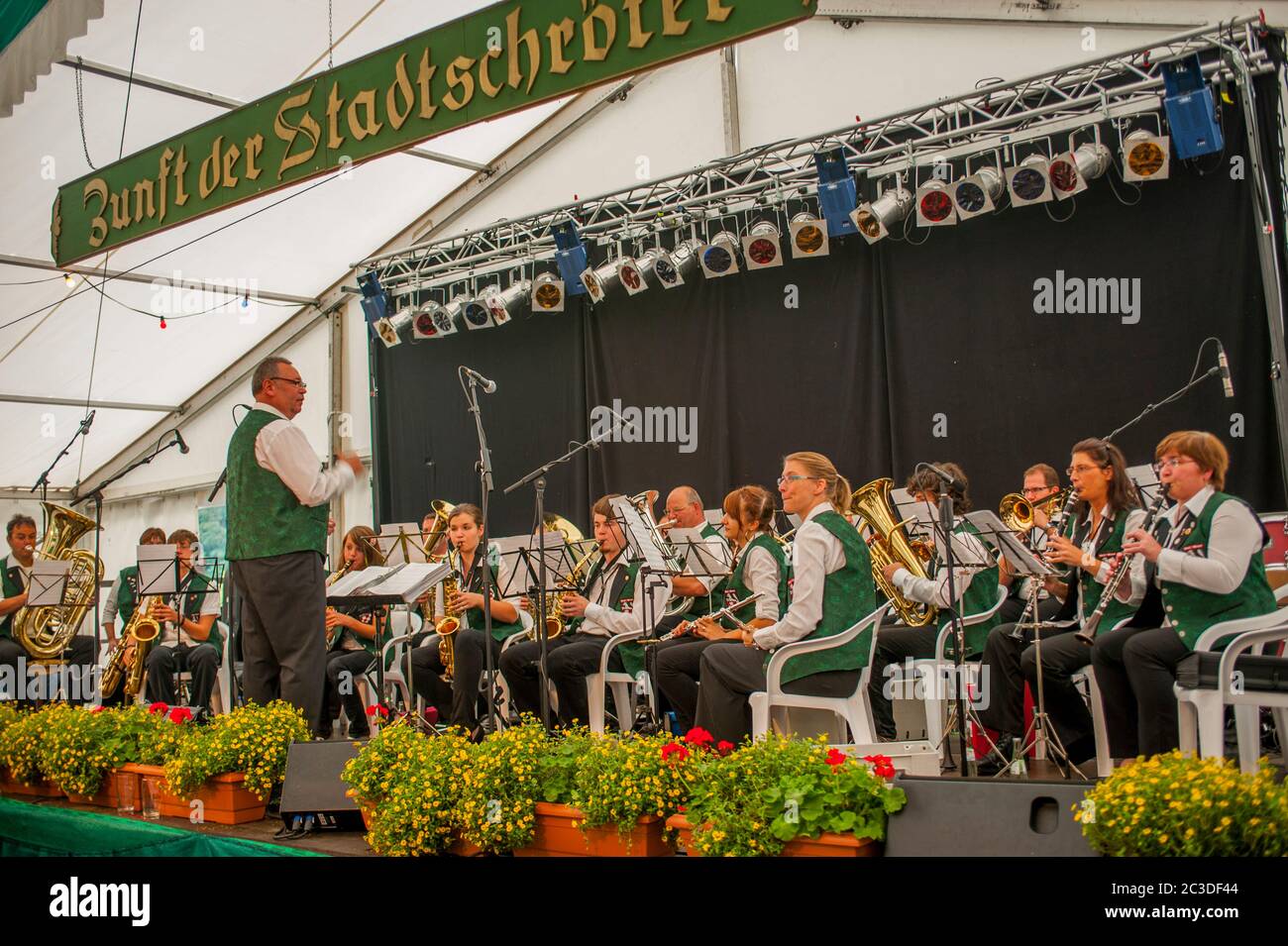 Eine Musikkapelle spielt bei einem Weinfest in einem Zelt in der Stadt Traben-Trarbach an der Mittelmosel sind eine Stadt im Stadtgebiet Bernkastel-Wittlich Stockfoto