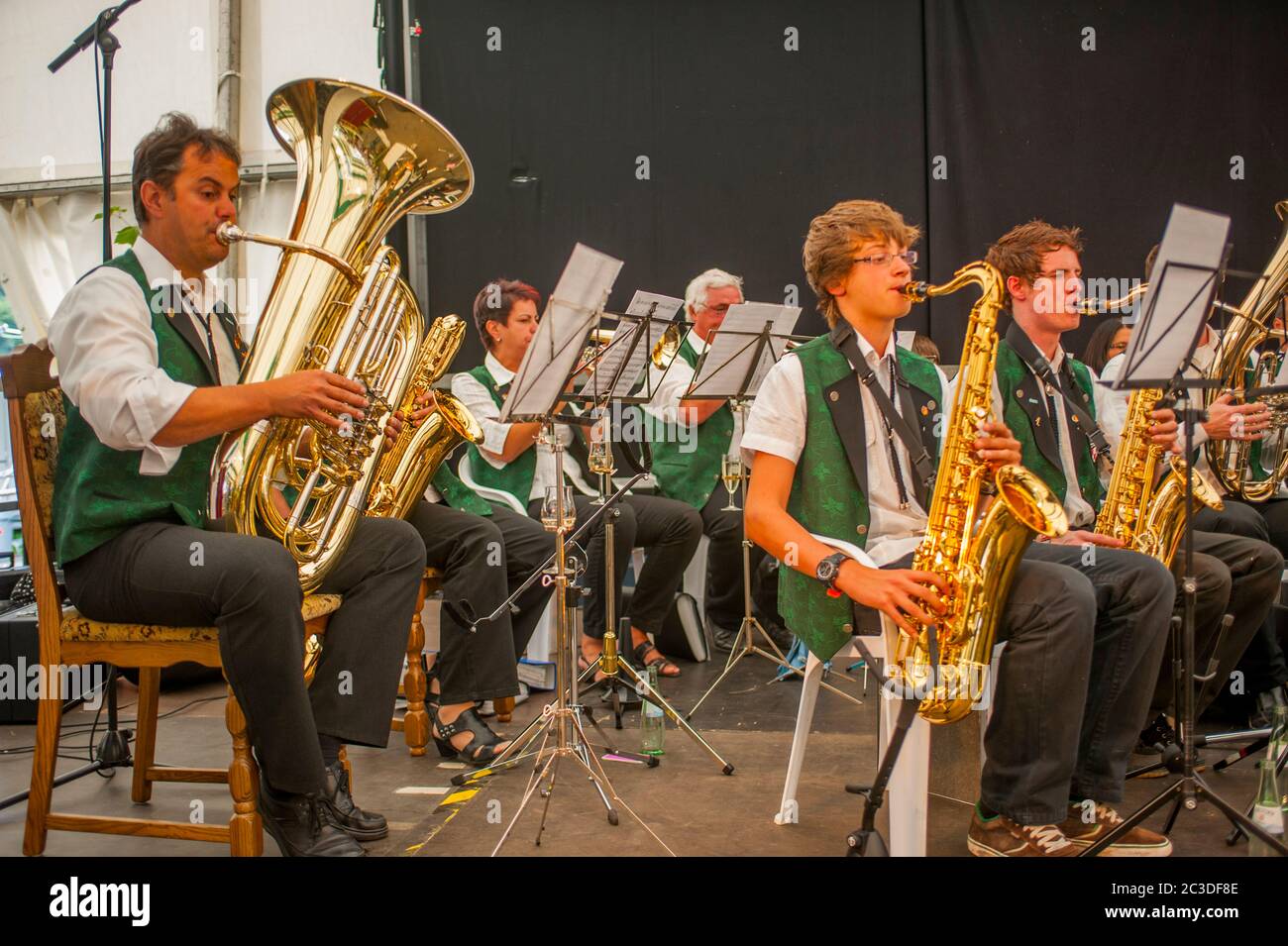 Eine Musikkapelle spielt bei einem Weinfest in einem Zelt in der Stadt Traben-Trarbach an der Mittelmosel sind eine Stadt im Stadtgebiet Bernkastel-Wittlich Stockfoto
