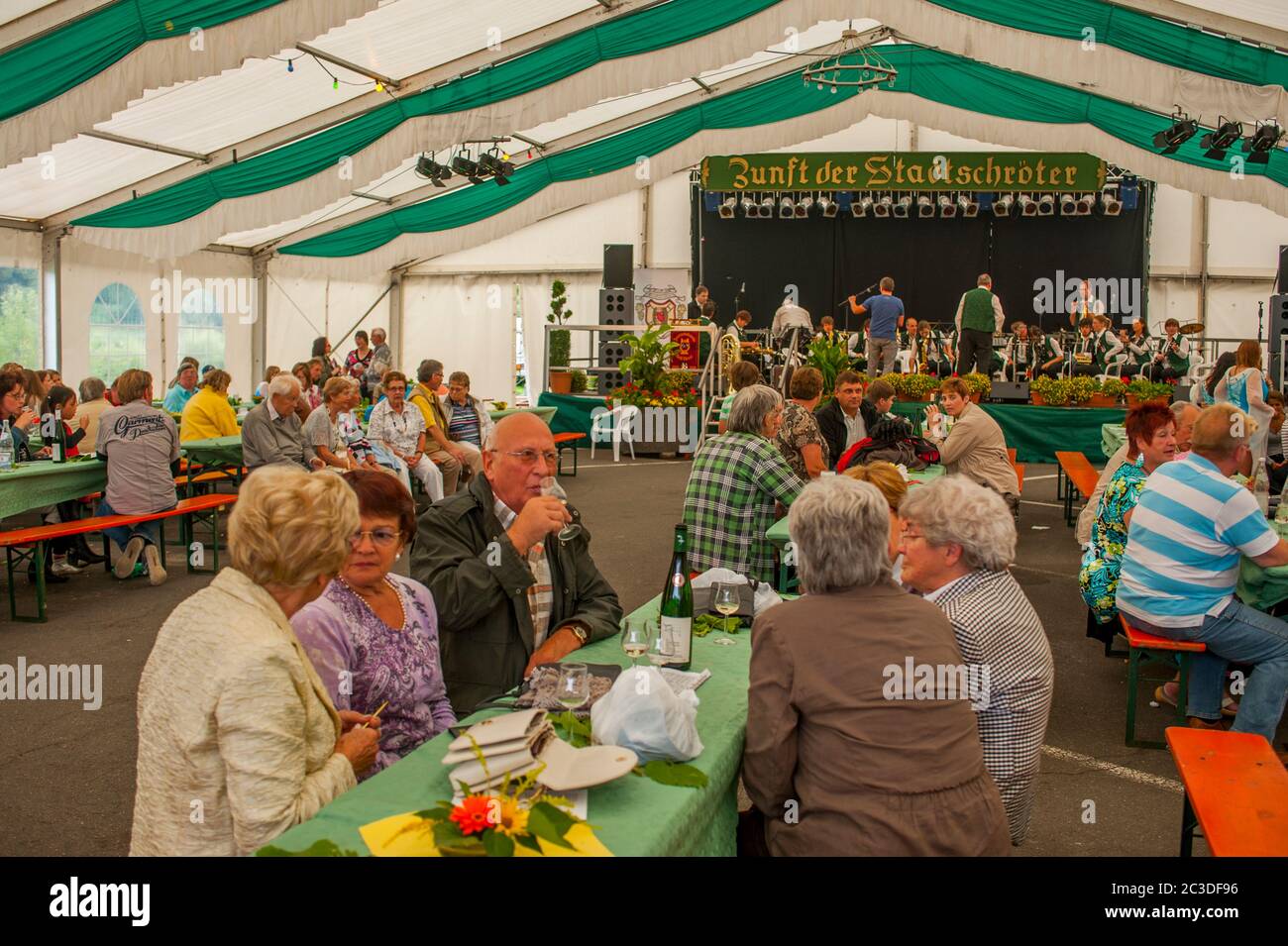 Die Menschen, die in der Stadt Traben-Trarbach an der Mittelmosel ein Weinfest im Zelt feiern, sind eine Stadt im Kreis Bernkastel-Wittlich in Rh Stockfoto