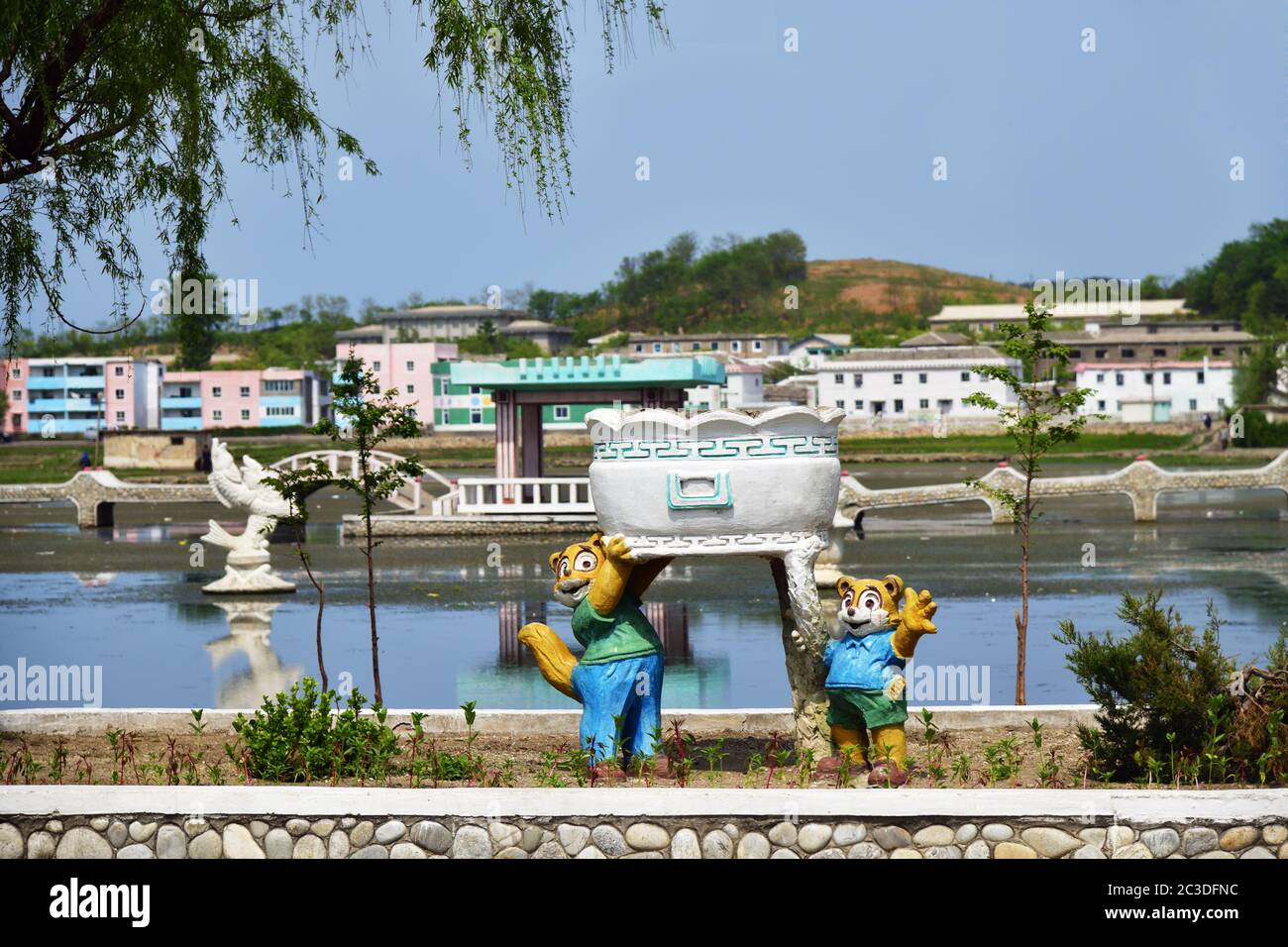 Kaesong, Nordkorea - 5. Mai 2019: Lustige Gipsskulptur der Zeichentrickfiguren, Teich und Wohnviertel auf dem Hintergrund Stockfoto