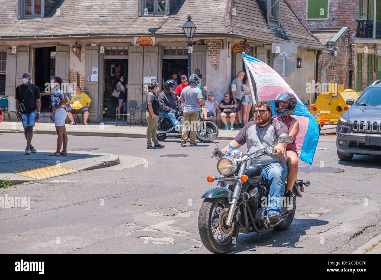 New Orleans, Louisiana/USA - 13. Juni 2020: Menschen auf Motorrad-Paraden in Trans Black Lives Matter Demonstration im French Quarter Stockfoto