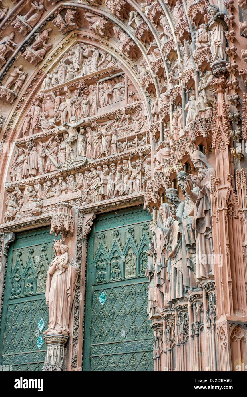 Detail der Tür mit Schnitzereien von religiösen Figuren auf dem westlichen fa Stockfoto