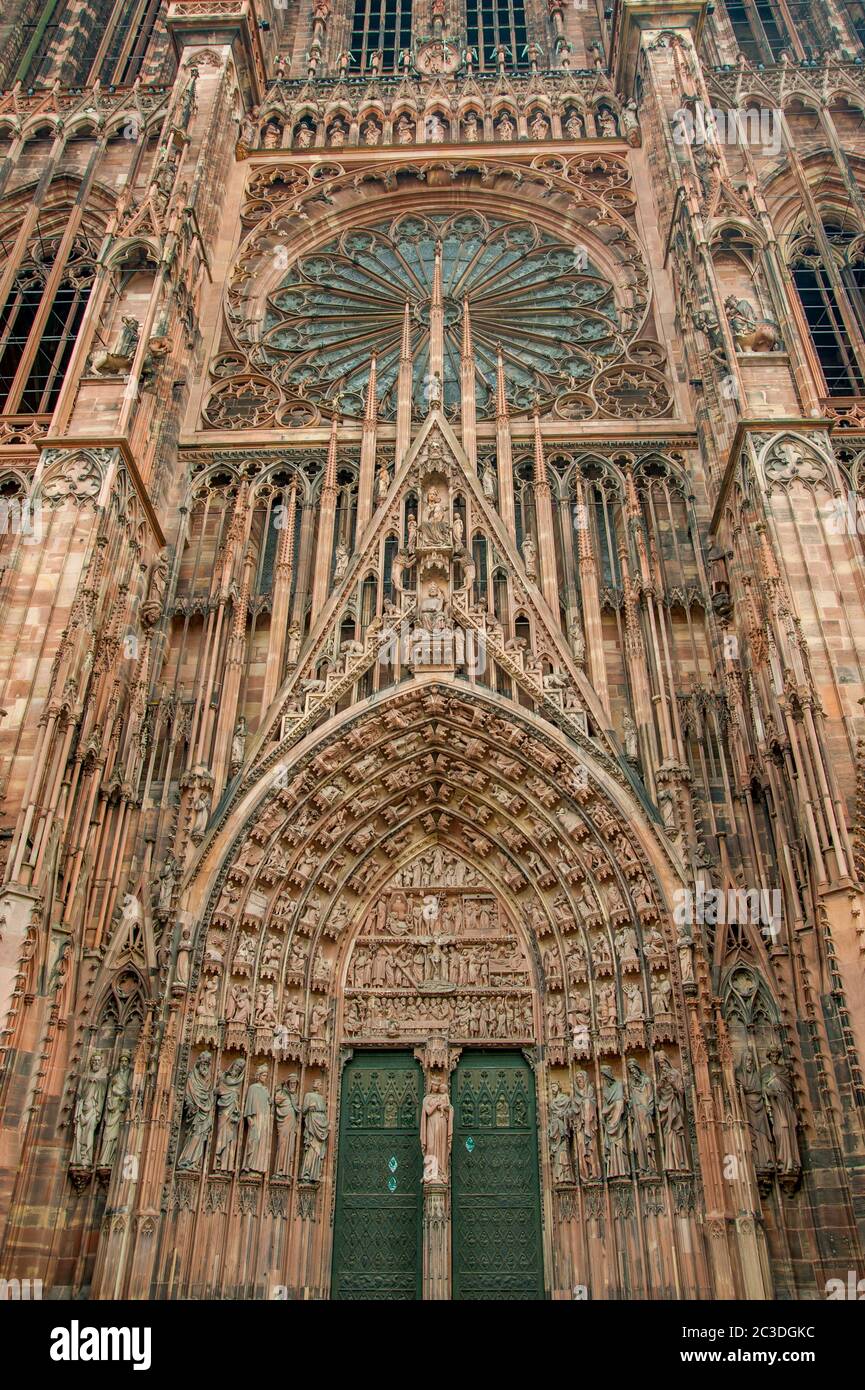 Detail der Tür mit Schnitzereien von religiösen Figuren auf dem westlichen fa Stockfoto