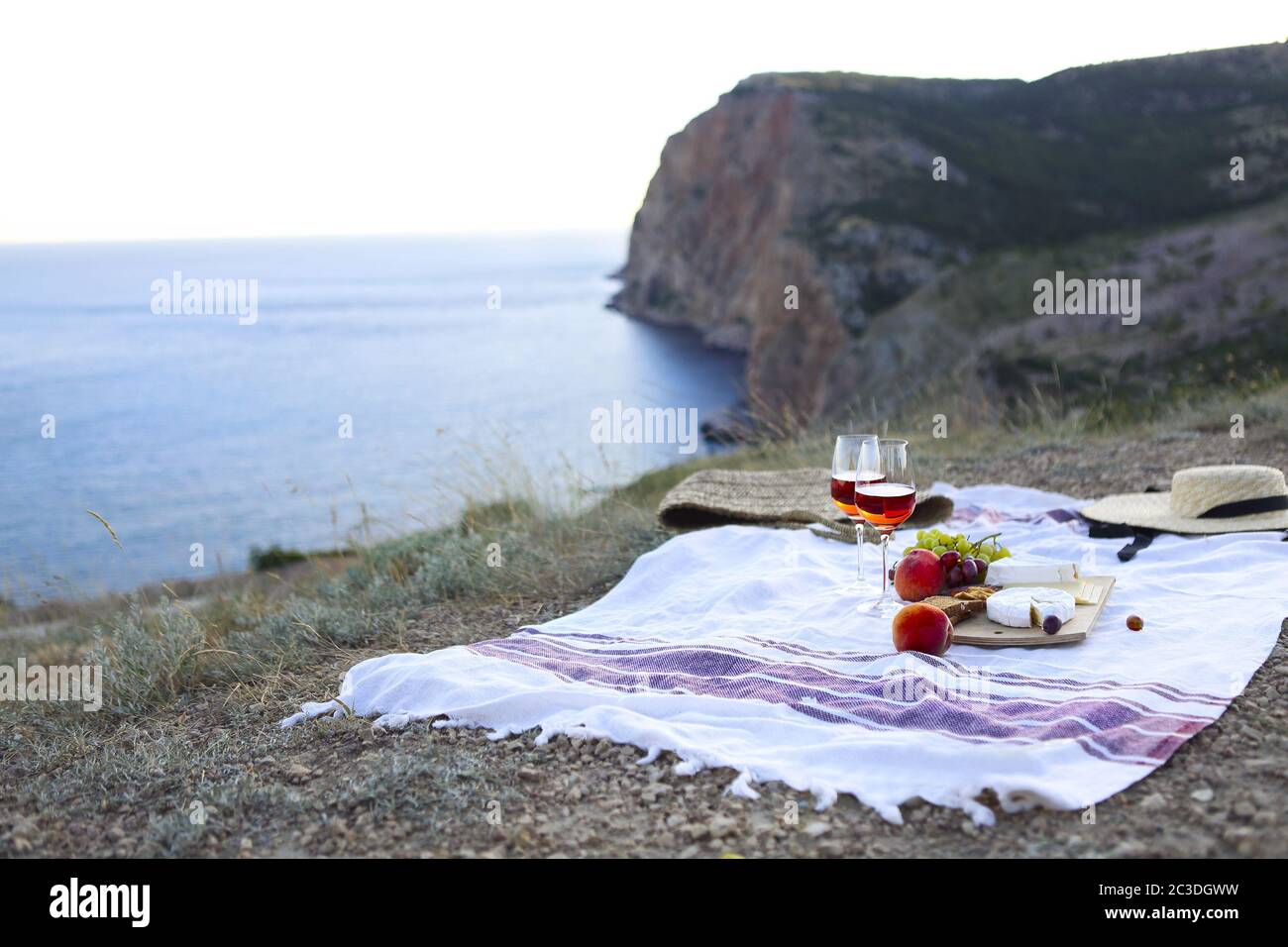 Picknick auf Decke am Meer Stockfoto