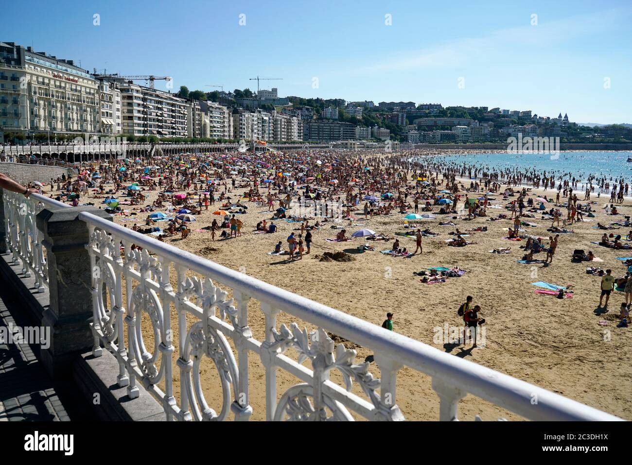 Urlaubsfreuden am La Concha Beach. La Concha Bay.San Sebastian.Gipuzkoa.Baskenland.Spanien. Stockfoto