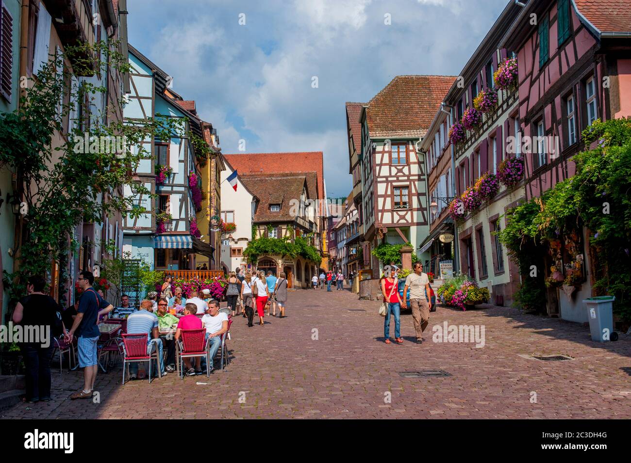 Die Hauptstraße in der mittelalterlichen Stadt Riquewihr, Elsass in Ostfrankreich. Stockfoto