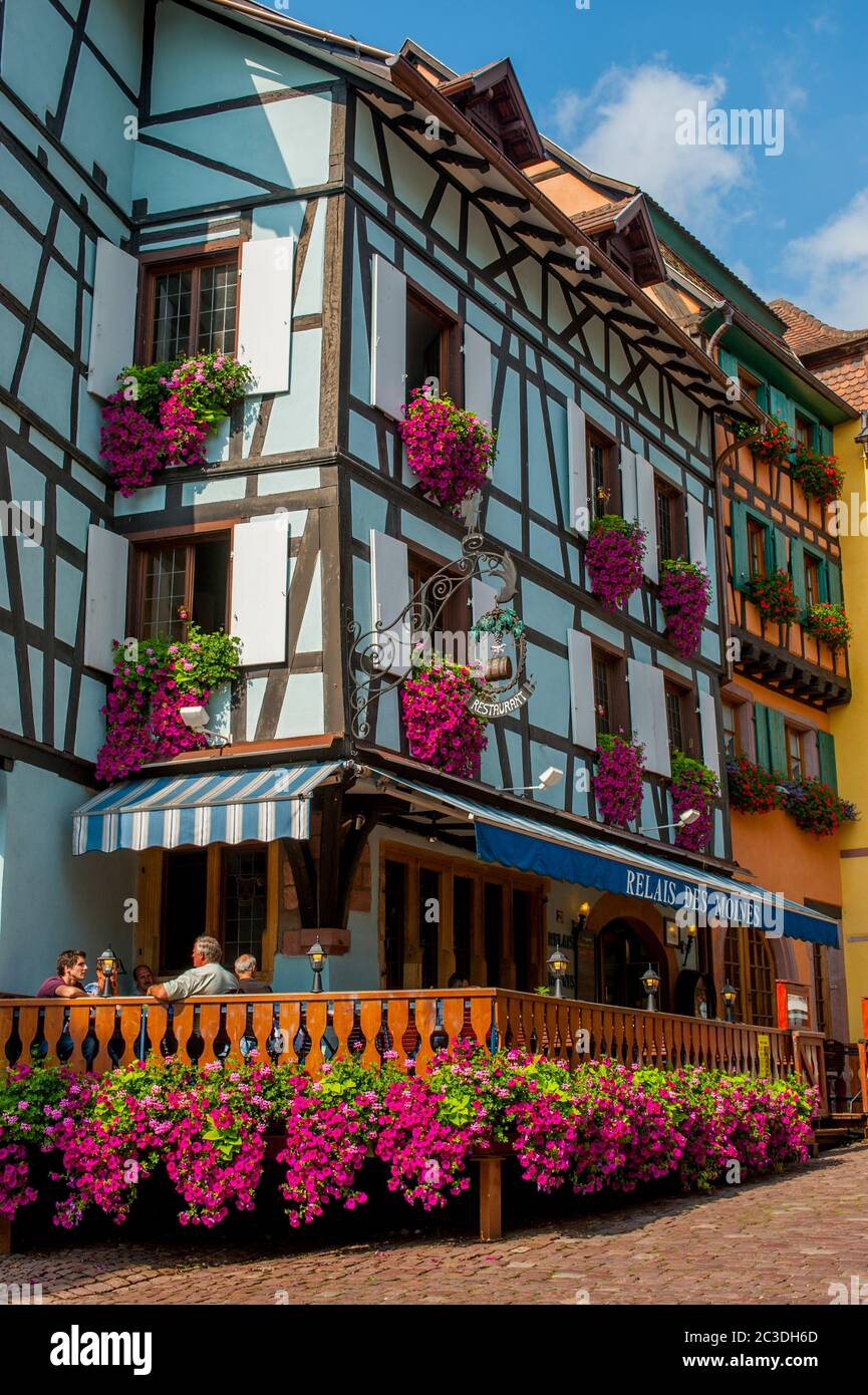 Detail eines alten Fachwerkhauses mit Geranien in Blumenkästen in der mittelalterlichen Stadt Riquewihr im Elsass in Ostfrankreich. Stockfoto Detail eines alten Fachwerkhauses mit Geranien in Blumenkästen in der mittelalterlichen Stadt Riquewihr im Elsass in Ostfrankreich. Stockfoto