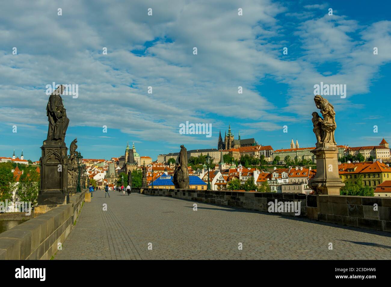 Auf der Karlsbrücke in Prag, der Hauptstadt und größten Stadt der Tschechischen Republik., mit Prager Burg im Hintergrund. Stockfoto