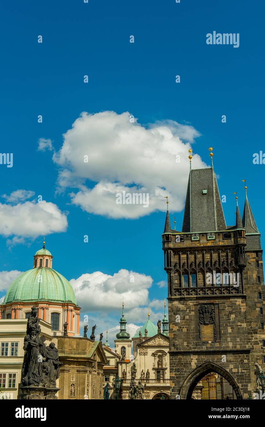 Blick auf den Turm der Karlsbrücke in Prag, der Hauptstadt und größten Stadt der Tschechischen Republik. Stockfoto